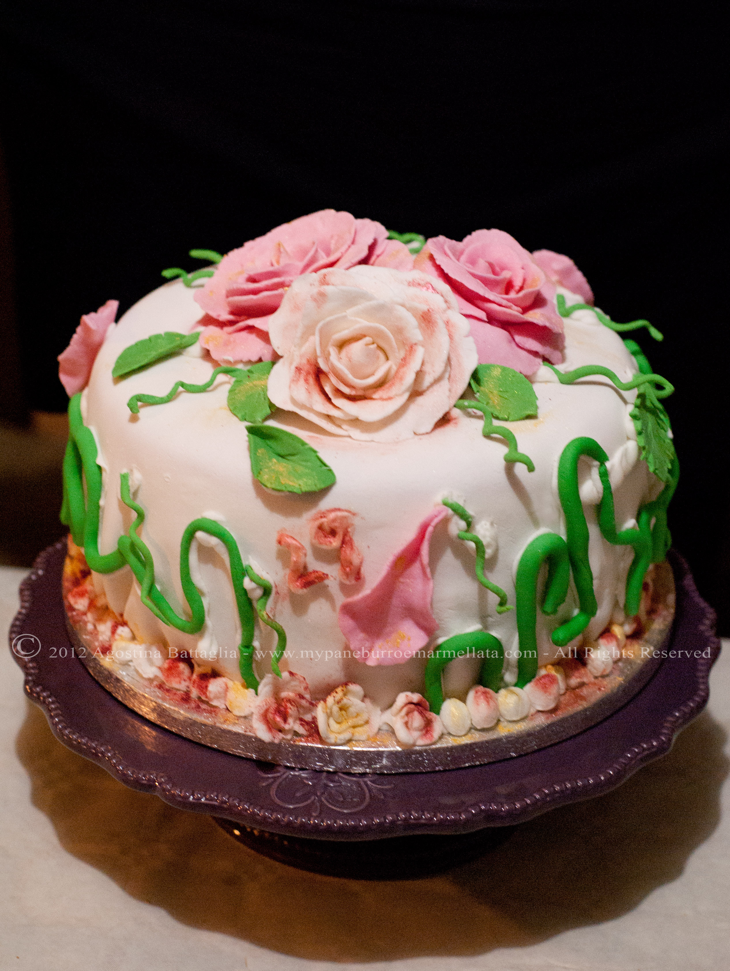 Rose di Pasta di Zucchero + Rainbow Cake = Una Torta delicata dall