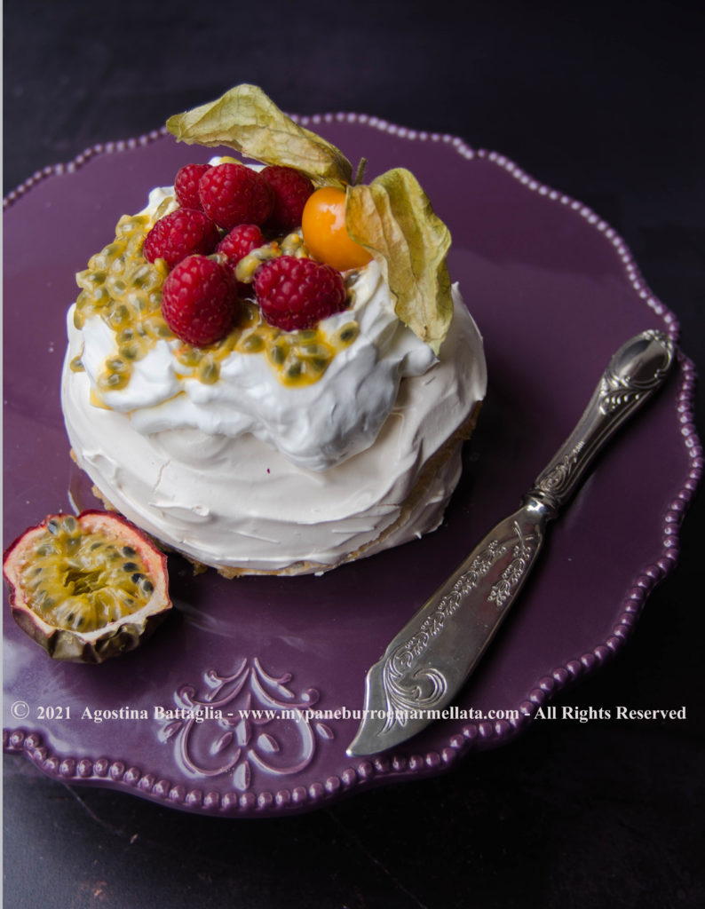 Pavlova frutto della passione - lampone - alchechengi